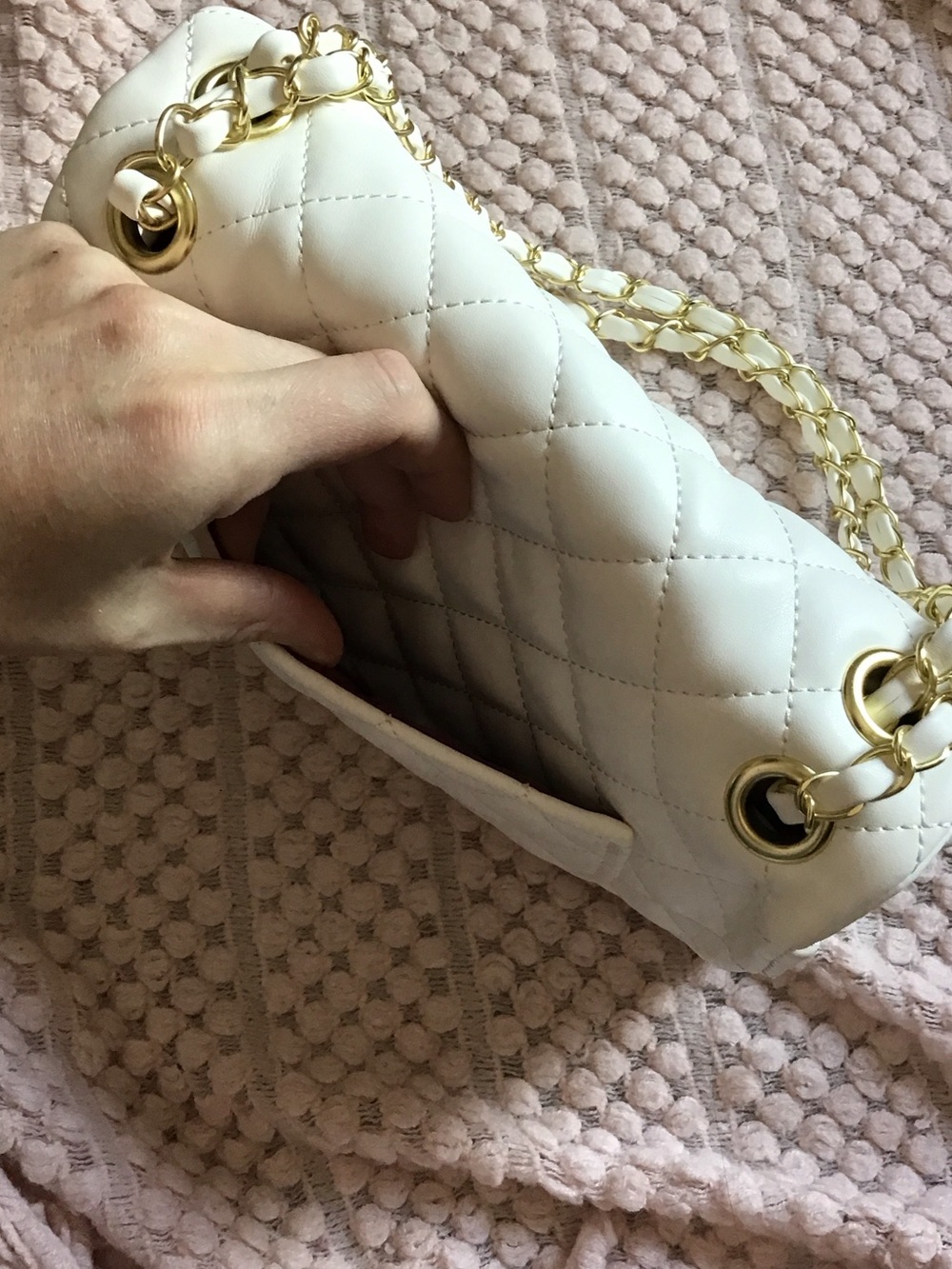 CHANEL White Quilted Shoulder Bag with Gold Chain - Picture 6 of 11